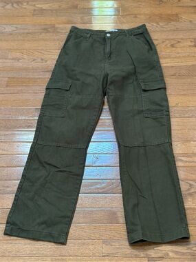 Women’s Cargo Pants in Olive Green size 9 juniors Y2K 90’s boyfriend